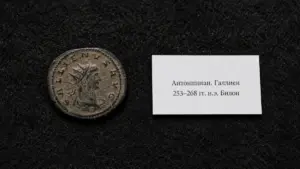 Антониниан Галлиена (253–268 гг. н.э.) — билонная монета на тёмном фоне с музейной этикеткой